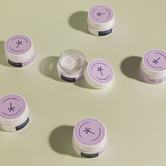 Crema facial rejuvenecedora con ácido hialurónico